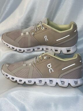 On Running sneakers in taupe with cream lining